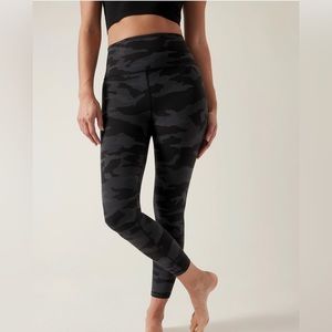 Women’s XS Athleta “Ultimate Camp 7/8 Tight” Black Camo Leggings